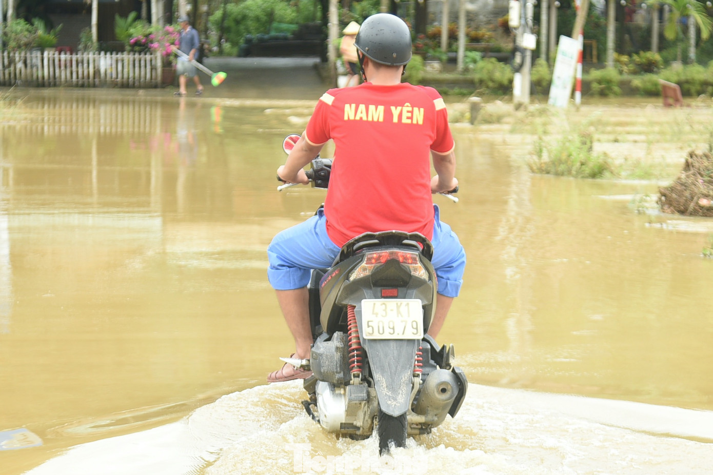 Các đoạn đường đi qua thôn Nam Yên nước ngập gần nửa bánh xe.