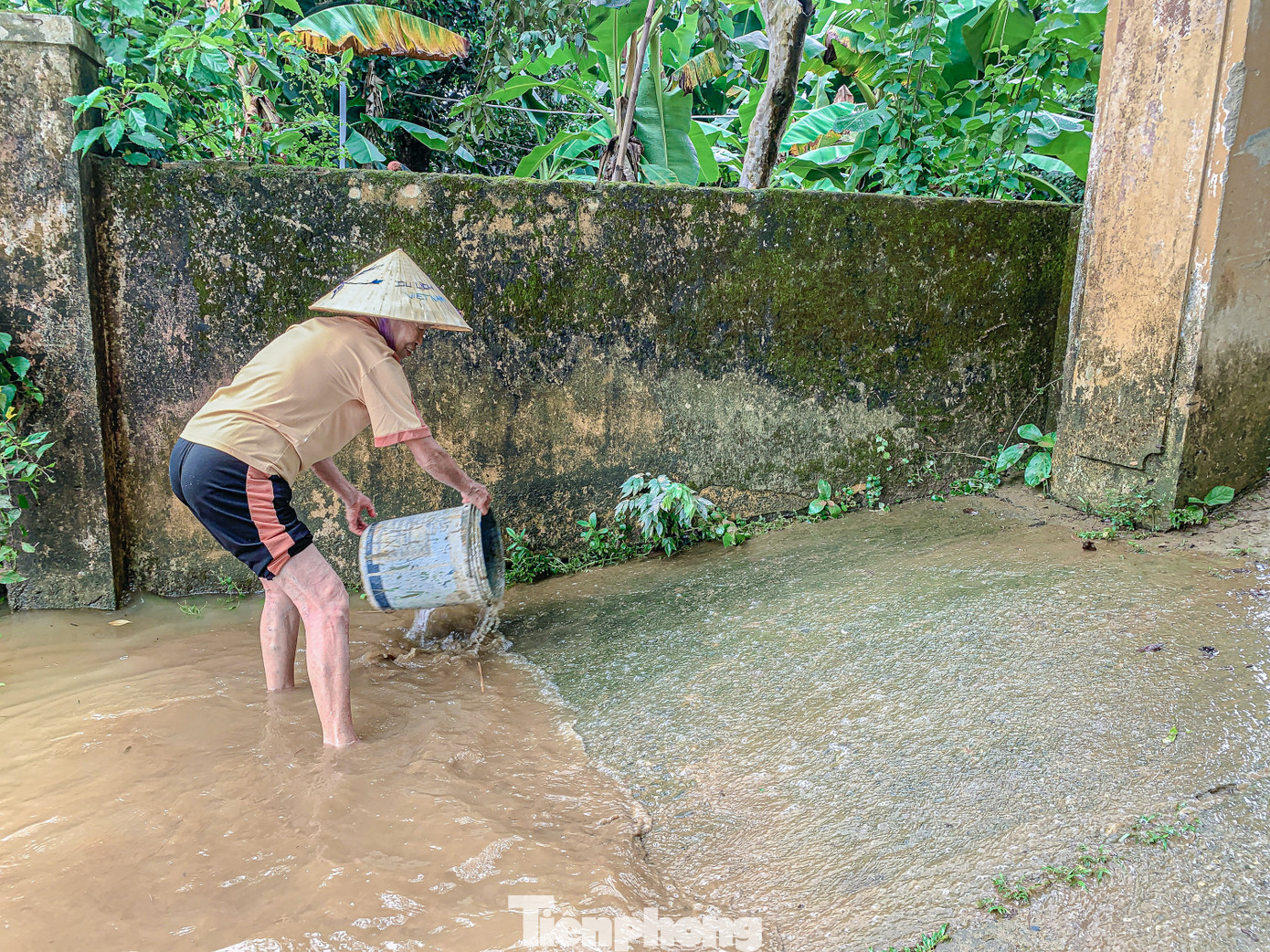 Đến 13h chiều ngày 19/9, các đoạn đường tại khu vực thôn Nam Yên nước mới rút dần. Nhiều người tranh thủ dọn dẹp lớp bùn non sau ngập lụt.