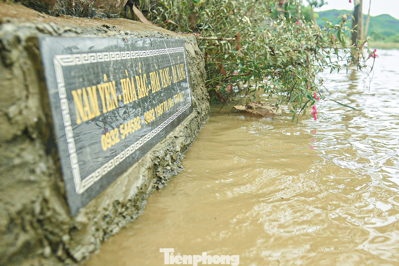 Dù trời không còn mưa nhưng nhiều đoạn đường ở thôn Nam Yên vẫn ngập nặng, nhiều người phải chèo thuyền để đi mua thức ăn.