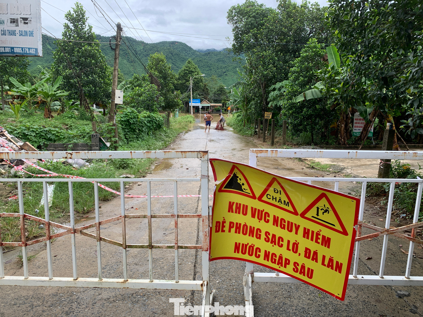 Lực lượng chức năng đã đặt rào chắn cảnh báo người dân, không được đi qua khu vực nguy hiểm đề phòng sạt lở, đá lăn.