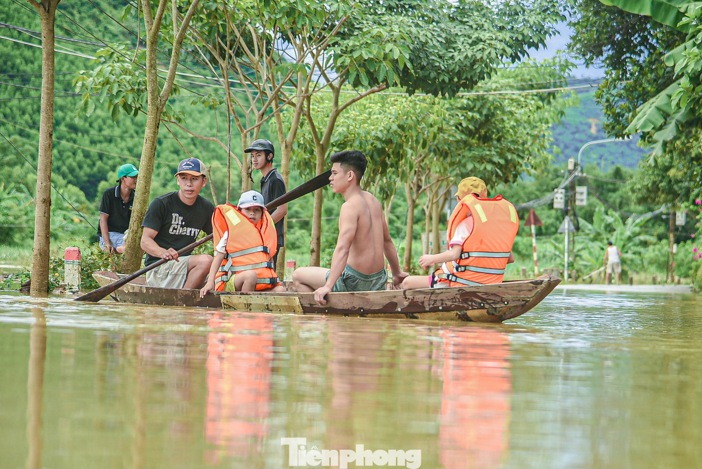 Dù trời không còn mưa nhưng nhiều đoạn đường ở thôn Nam Yên vẫn ngập nặng, nhiều người phải chèo thuyền để đi mua thức ăn.
