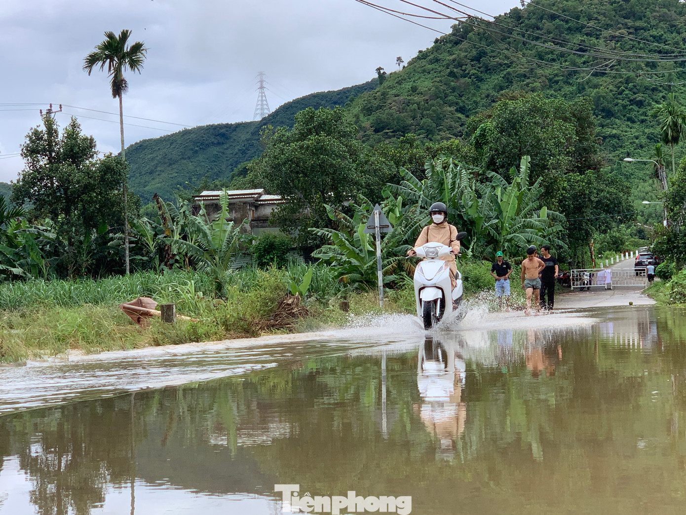 Các đoạn đường đi qua thôn Nam Yên nước ngập gần nửa bánh xe.