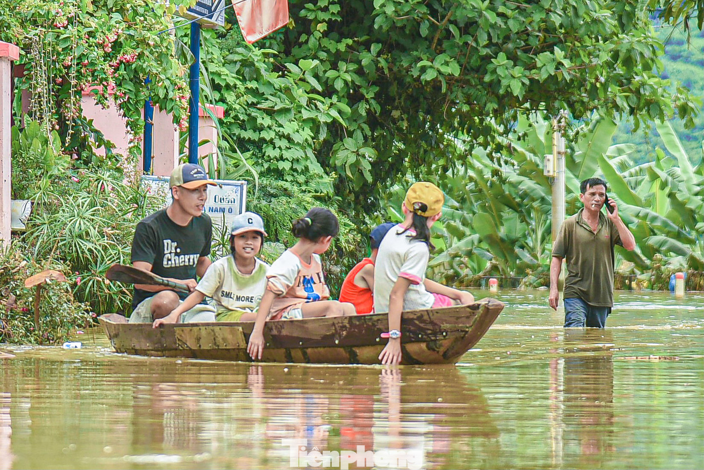 Ghi nhận của Tiền Phong, nhiều hộ dân thôn Nam Yên, xã Hòa Bắc vẫn đang trong tình trạng ngập sâu do ảnh hưởng của bão số 4. Nhiều người dân đã chủ động kê cao tài sản để tránh bị hư hại.