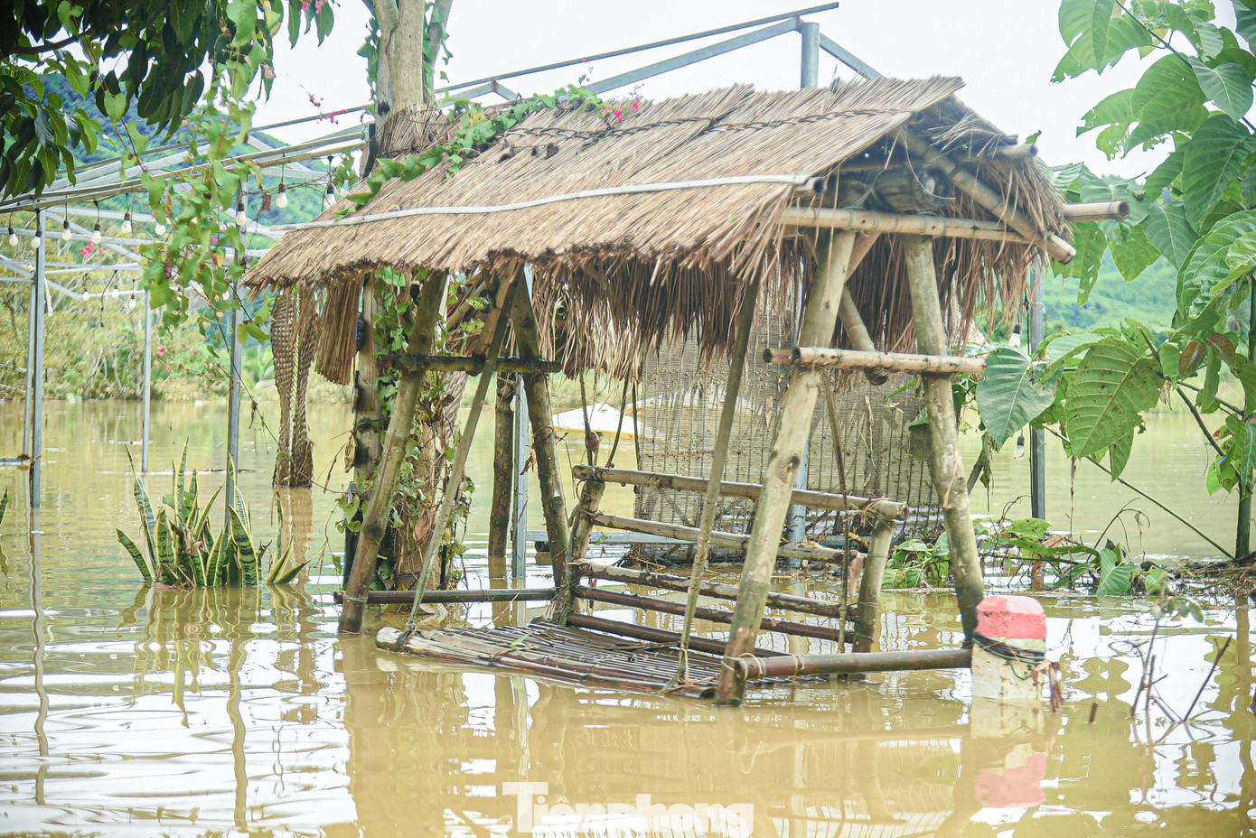 Nhiều khu vực nước vẫn còn ngập sâu.