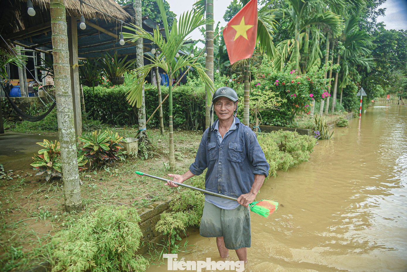 Ông Thái Duy Tuấn (trú thôn Nam Yên, xã Hòa Bắc) cho biết, dù trời đã tạnh mưa nhưng nước từ thượng nguồn sông Cu Đê vẫn đổ về khiến cả thôn ngập trong biển nước. "Nhà tôi bị ngập giờ mới lội ra được để mua đồ ăn, từ tối qua đến sáng nay nước vẫn ngập ngoài cổng nên không thể đi đâu được. Nhiều người ở phía sâu trong thôn phải chèo ghe để ra mua đồ ăn", ông Tuấn cho biết.