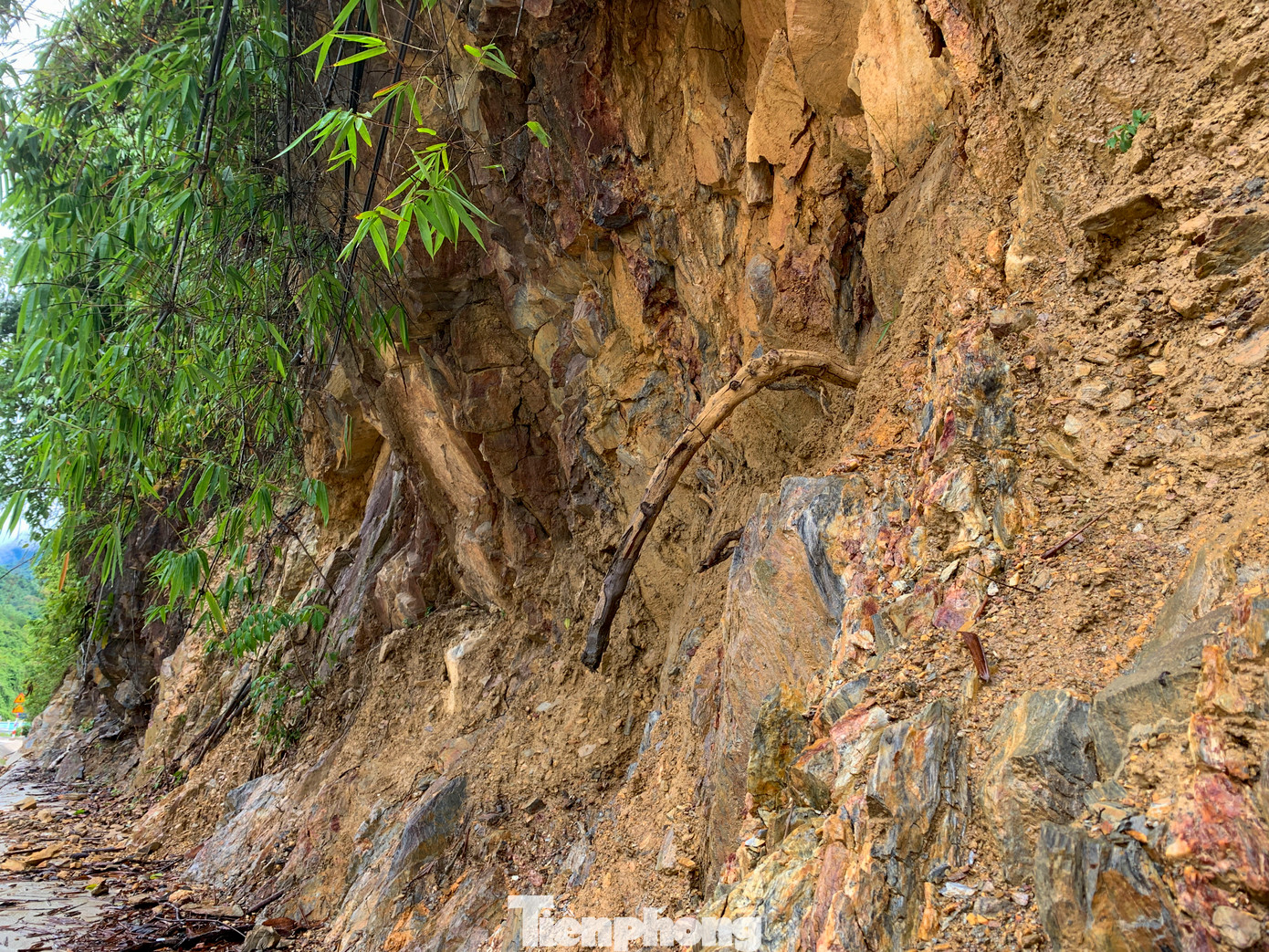 Ghi nhận của Tiền Phong, đường ĐT 601 đoạn qua đèo La Ngà là tuyến giao thông huyết mạch dẫn đến các thôn Tà Lang - Giàn Bí, xã Hòa Bắc. Tuy nhiên, khu vực này đang có nguy cơ sạt lở cao, đất đá từ đồi núi có thể đổ xuống gây nguy hiểm và ảnh hưởng lớn đến việc đi lại của người dân. Ghi nhận của Tiền Phong, đường ĐT 601 đoạn qua đèo La Ngà là tuyến giao thông huyết mạch dẫn đến các thôn Tà Lang - Giàn Bí, xã Hòa Bắc. Tuy nhiên, khu vực này đang có nguy cơ sạt lở cao, đất đá từ đồi núi có thể đổ xuống gây nguy hiểm và ảnh hưởng lớn đến việc đi lại của người dân.