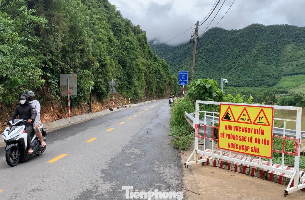 Để đảm bảo an toàn, lực lượng chức năng đã đặt biển cảnh báo nguy hiểm để người dân chú ý khi đi qua các đoạn đường này. Để đảm bảo an toàn, lực lượng chức năng đã đặt biển cảnh báo nguy hiểm để người dân chú ý khi đi qua các đoạn đường này.