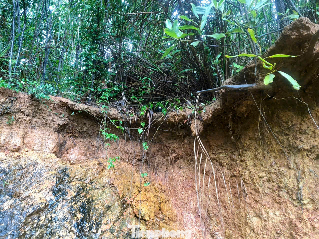 Khu vực núi Sọ thuộc địa bàn xã Hòa Sơn, huyện Hòa Vang cũng có nguy cơ sạt lở vào mùa mưa bão. Trên các ngọn núi này đã xuất hiện các điểm có nguy cơ sạt lở khiến người dân sống dưới chân núi thấp thỏm, lo lắng. Khu vực núi Sọ thuộc địa bàn xã Hòa Sơn, huyện Hòa Vang cũng có nguy cơ sạt lở vào mùa mưa bão. Trên các ngọn núi này đã xuất hiện các điểm có nguy cơ sạt lở khiến người dân sống dưới chân núi thấp thỏm, lo lắng.