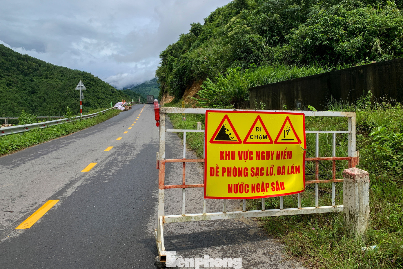 Để đảm bảo an toàn, lực lượng chức năng đã đặt biển cảnh báo nguy hiểm để người dân chú ý khi đi qua các đoạn đường này. Để đảm bảo an toàn, lực lượng chức năng đã đặt biển cảnh báo nguy hiểm để người dân chú ý khi đi qua các đoạn đường này.