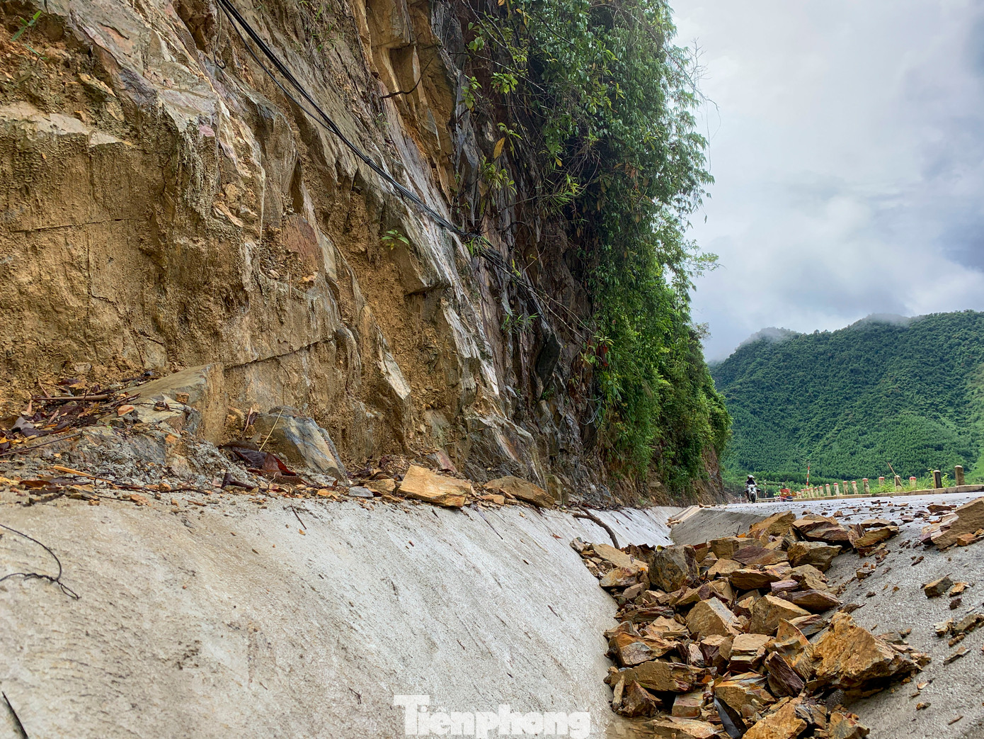 Ghi nhận của Tiền Phong, đường ĐT 601 đoạn qua đèo La Ngà là tuyến giao thông huyết mạch dẫn đến các thôn Tà Lang - Giàn Bí, xã Hòa Bắc. Tuy nhiên, khu vực này đang có nguy cơ sạt lở cao, đất đá từ đồi núi có thể đổ xuống gây nguy hiểm và ảnh hưởng lớn đến việc đi lại của người dân. Ghi nhận của Tiền Phong, đường ĐT 601 đoạn qua đèo La Ngà là tuyến giao thông huyết mạch dẫn đến các thôn Tà Lang - Giàn Bí, xã Hòa Bắc. Tuy nhiên, khu vực này đang có nguy cơ sạt lở cao, đất đá từ đồi núi có thể đổ xuống gây nguy hiểm và ảnh hưởng lớn đến việc đi lại của người dân.