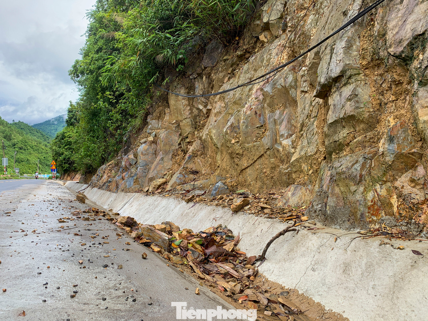 Sau những trận mưa lớn, khu vực đèo La Ngà, đường ĐT 601 tại xã Hòa Bắc và tuyến đường giao thông huyết mạch nối từ quốc lộ 1A (đoạn qua quận Liên Chiểu) lên xã Hòa Liên và xã Hòa Bắc thuộc huyện Hòa Vang có nguy cơ sạt lở cao gây nguy hiểm cho người tham gia giao thông. Sau những trận mưa lớn, khu vực đèo La Ngà, đường ĐT 601 tại xã Hòa Bắc và tuyến đường giao thông huyết mạch nối từ quốc lộ 1A (đoạn qua quận Liên Chiểu) lên xã Hòa Liên và xã Hòa Bắc thuộc huyện Hòa Vang có nguy cơ sạt lở cao gây nguy hiểm cho người tham gia giao thông.