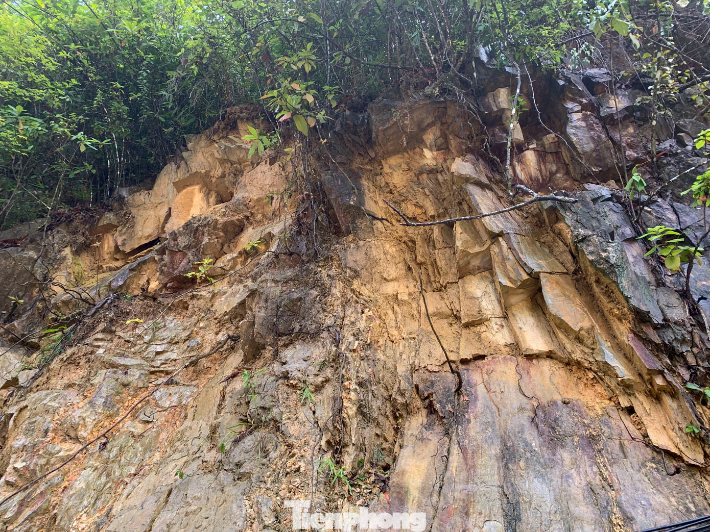 Nước chảy ra từ các vách núi khiến đất đá bị xói mòn tiềm ẩn nguy cơ sạt lở cao. Nước chảy ra từ các vách núi khiến đất đá bị xói mòn tiềm ẩn nguy cơ sạt lở cao.