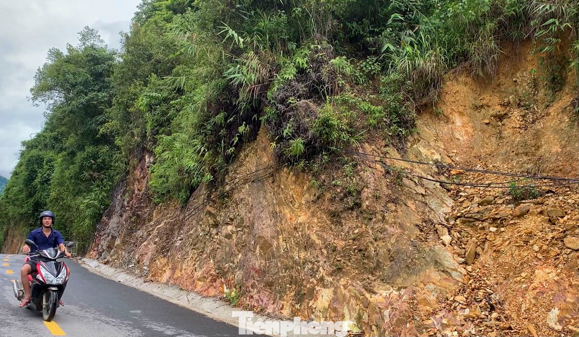 Anh Nguyễn Văn Hợi, người thường xuyên đi qua tuyến đường ĐT 601 cho biết, đoạn qua đèo La Ngà thường xuyên bị sạt lở vào mùa mưa. Anh cũng như nhiều người cảm thấy lo lắng, bất an khi lưu thông qua khu vực này vì đất đá từ trên đồi có thể đổ ập xuống bất cứ lúc nào. Anh Nguyễn Văn Hợi, người thường xuyên đi qua tuyến đường ĐT 601 cho biết, đoạn qua đèo La Ngà thường xuyên bị sạt lở vào mùa mưa. Anh cũng như nhiều người cảm thấy lo lắng, bất an khi lưu thông qua khu vực này vì đất đá từ trên đồi có thể đổ ập xuống bất cứ lúc nào.