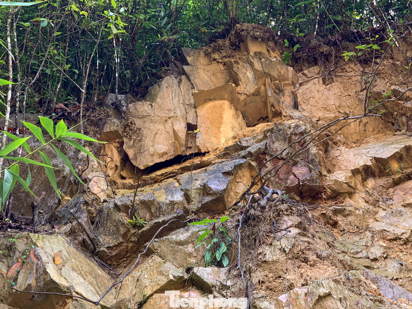 Nước chảy ra từ các vách núi khiến đất đá bị xói mòn tiềm ẩn nguy cơ sạt lở cao. Nước chảy ra từ các vách núi khiến đất đá bị xói mòn tiềm ẩn nguy cơ sạt lở cao.