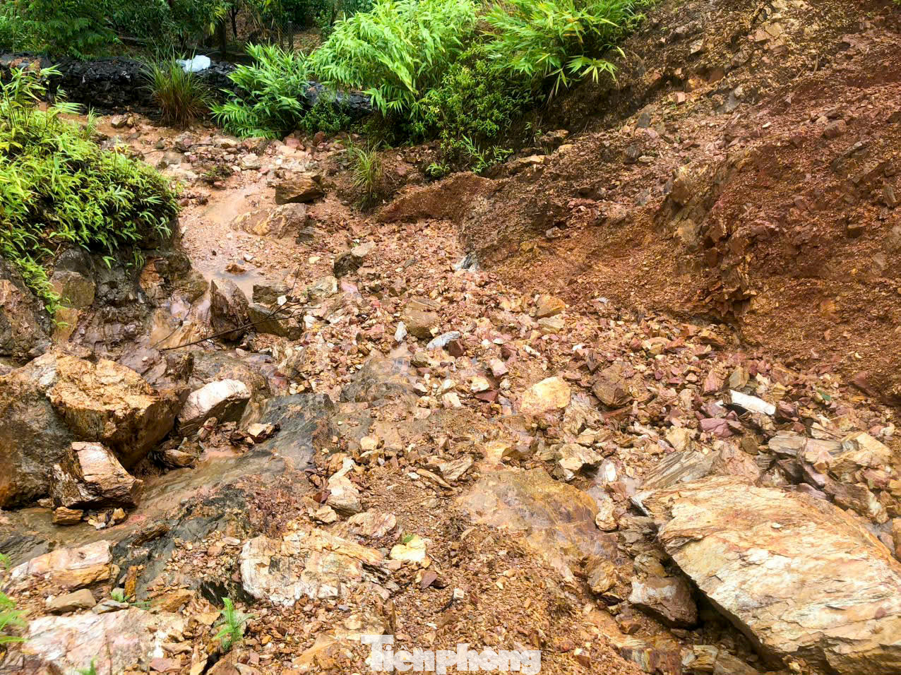 Khu vực núi Sọ thuộc địa bàn xã Hòa Sơn, huyện Hòa Vang cũng có nguy cơ sạt lở vào mùa mưa bão. Trên các ngọn núi này đã xuất hiện các điểm có nguy cơ sạt lở khiến người dân sống dưới chân núi thấp thỏm, lo lắng. Khu vực núi Sọ thuộc địa bàn xã Hòa Sơn, huyện Hòa Vang cũng có nguy cơ sạt lở vào mùa mưa bão. Trên các ngọn núi này đã xuất hiện các điểm có nguy cơ sạt lở khiến người dân sống dưới chân núi thấp thỏm, lo lắng.