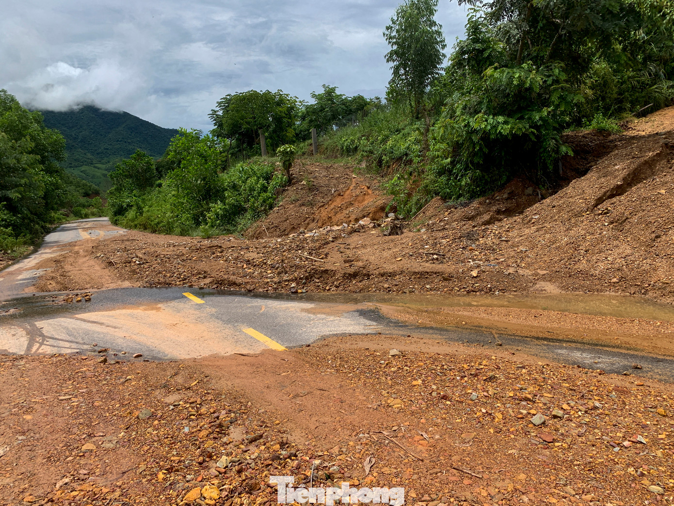 Tuyến đường giao thông huyết mạch nối từ quốc lộ 1A (đoạn qua quận Liên Chiểu) lên xã Hòa Liên và xã Hòa Bắc đất đá từ các đồi núi đã tràn xuống mặt đường, tạo thành lớp bùn dày gây ảnh hưởng lớn đến việc đi lại của người dân. Tuyến đường giao thông huyết mạch nối từ quốc lộ 1A (đoạn qua quận Liên Chiểu) lên xã Hòa Liên và xã Hòa Bắc đất đá từ các đồi núi đã tràn xuống mặt đường, tạo thành lớp bùn dày gây ảnh hưởng lớn đến việc đi lại của người dân.