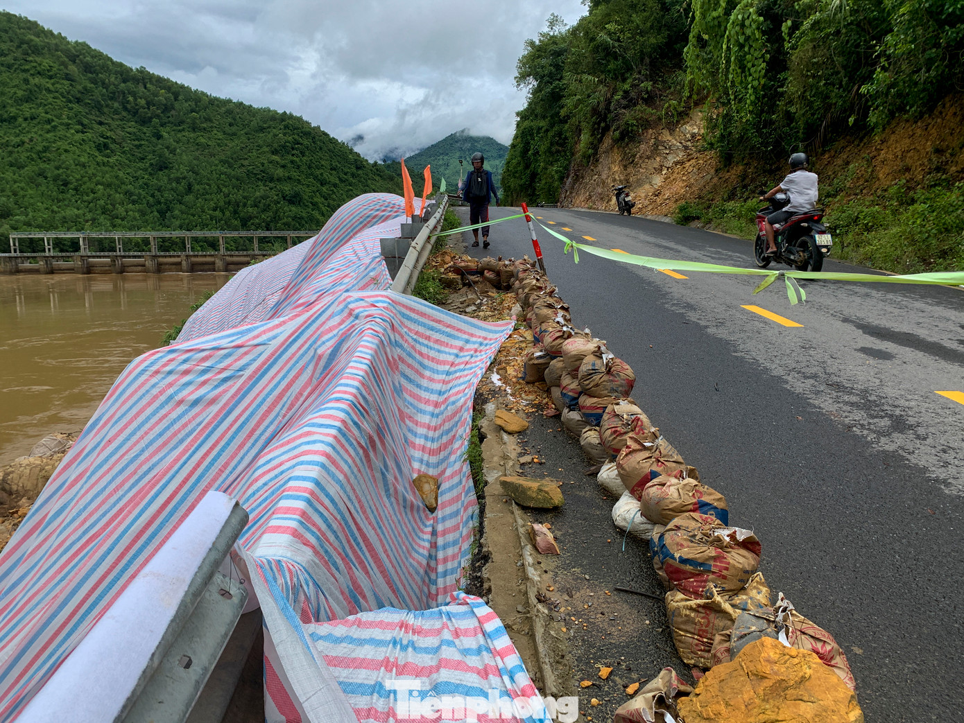 Một phần đường ĐT 601 đoạn qua đèo La Ngà bị sạt xuống hồ chứa nước cung cấp nước cho nhà máy nước Hòa Liên. Hiện tại, đoạn đường này đang được sữa chữa và nâng cấp. Một phần đường ĐT 601 đoạn qua đèo La Ngà bị sạt xuống hồ chứa nước cung cấp nước cho nhà máy nước Hòa Liên. Hiện tại, đoạn đường này đang được sữa chữa và nâng cấp.