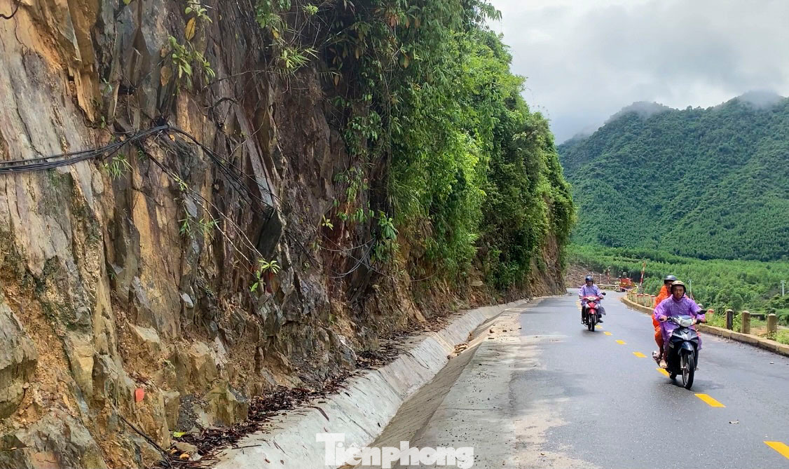Nước chảy ra từ các vách núi khiến đất đá bị xói mòn tiềm ẩn nguy cơ sạt lở cao. Nước chảy ra từ các vách núi khiến đất đá bị xói mòn tiềm ẩn nguy cơ sạt lở cao.