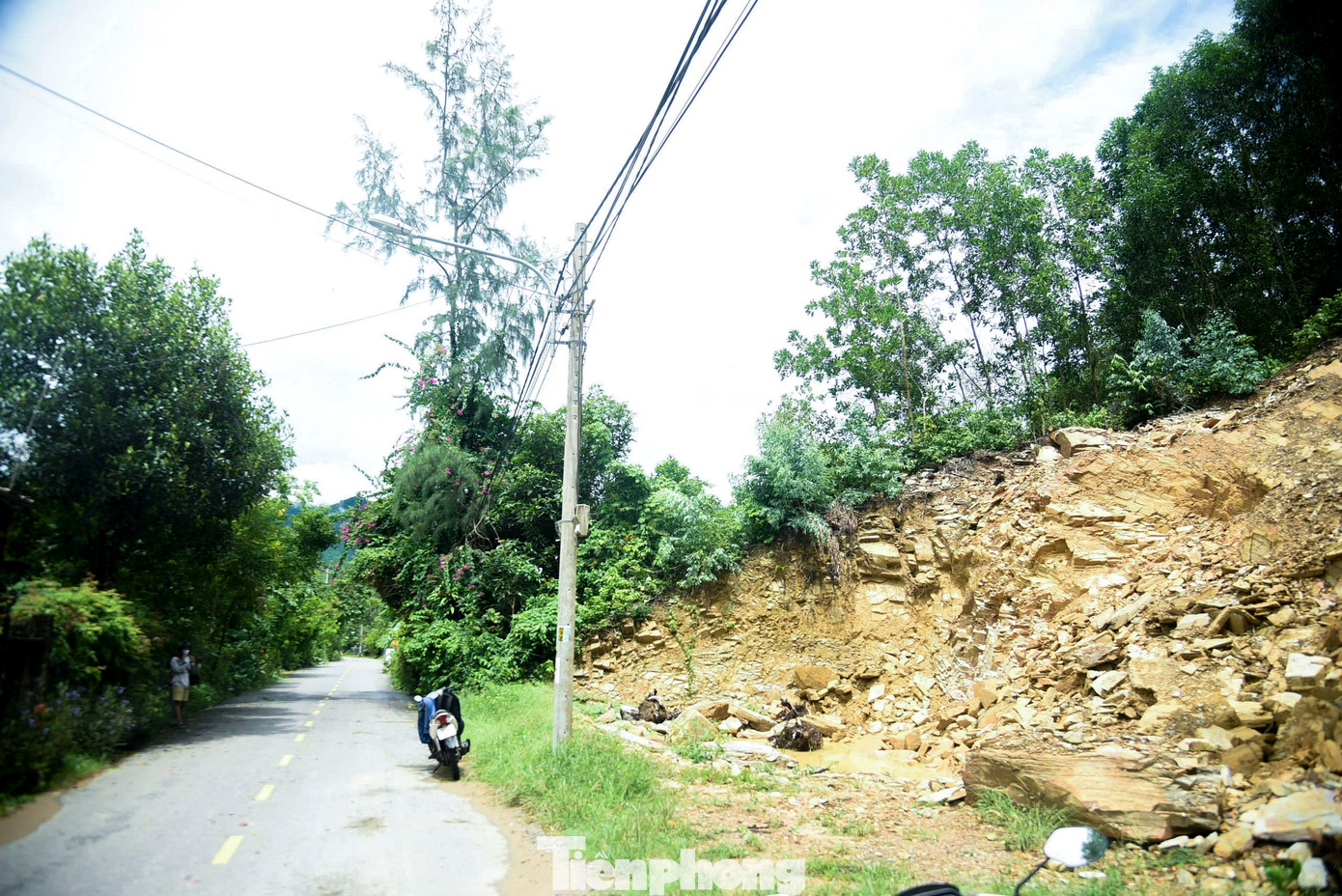 Ngoài ra, nhiều khu vực khác thuộc xã Hòa Bắc cũng trong khi tình trạng sạt lở làm đất đá đổ xuống đường khiến người dân lo lắng. Ngoài ra, nhiều khu vực khác thuộc xã Hòa Bắc cũng trong khi tình trạng sạt lở làm đất đá đổ xuống đường khiến người dân lo lắng.