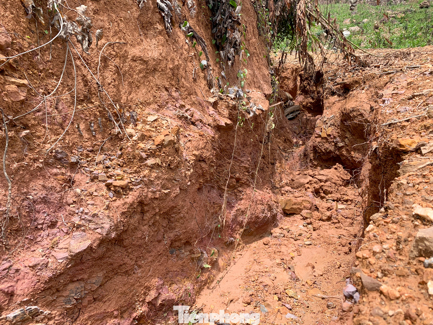Một số điểm trên các ngọn núi, đồi hai bên đường đã xuất hiện các khe nứt sâu do nước xói mòn, làm gia tăng nguy cơ sạt lở. Một số điểm trên các ngọn núi, đồi hai bên đường đã xuất hiện các khe nứt sâu do nước xói mòn, làm gia tăng nguy cơ sạt lở.