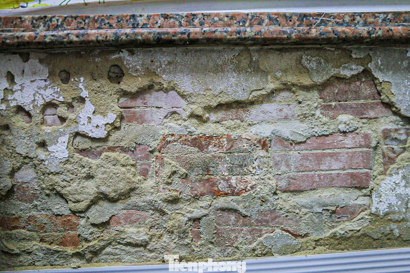 Các vết nứt xuất hiện trên tường, trần nhà bị thấm nước, hệ thống điện xuống cấp nghiêm trọng.