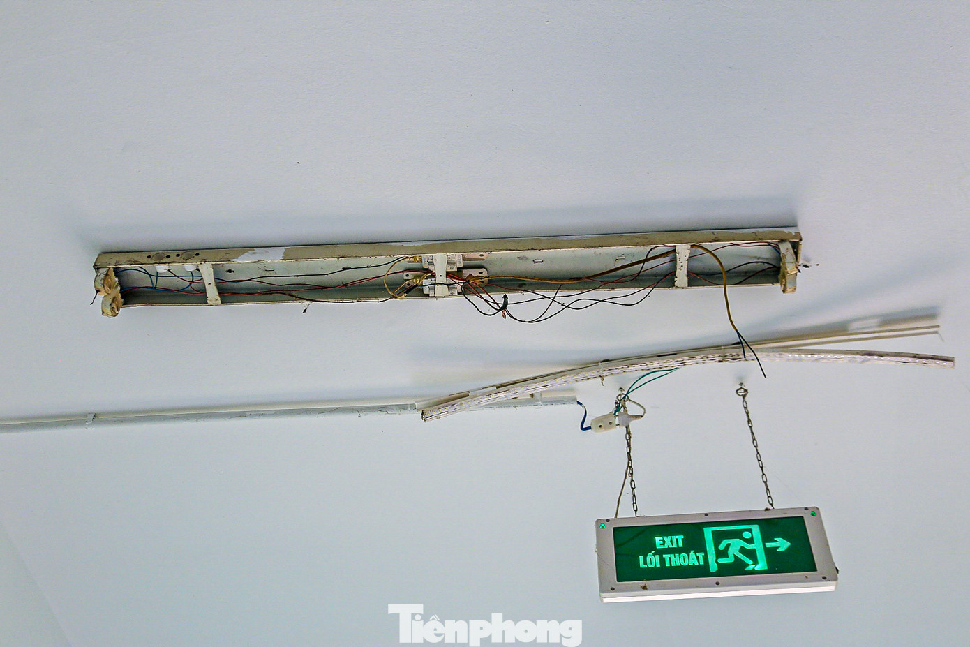 Các vết nứt xuất hiện trên tường, trần nhà bị thấm nước, hệ thống điện xuống cấp nghiêm trọng.