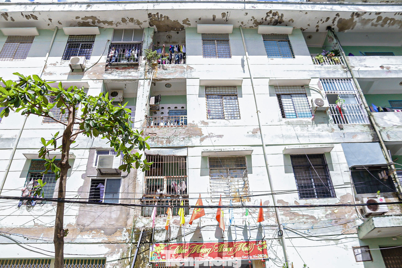 Khối nhà A và B thuộc khu chung cư An Cư 5 (phường Phước Mỹ, quận Sơn Trà) hiện đang xuống cấp nghiêm trọng. Khối nhà có 4 tầng với khoảng hơn 60 căn hộ được đưa vào sử dụng từ năm 2007.