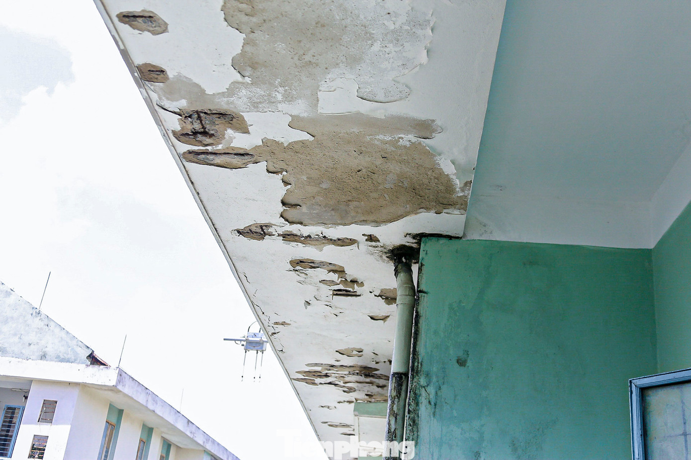 Các vết nứt xuất hiện trên tường, trần nhà bị thấm nước, hệ thống điện xuống cấp nghiêm trọng.