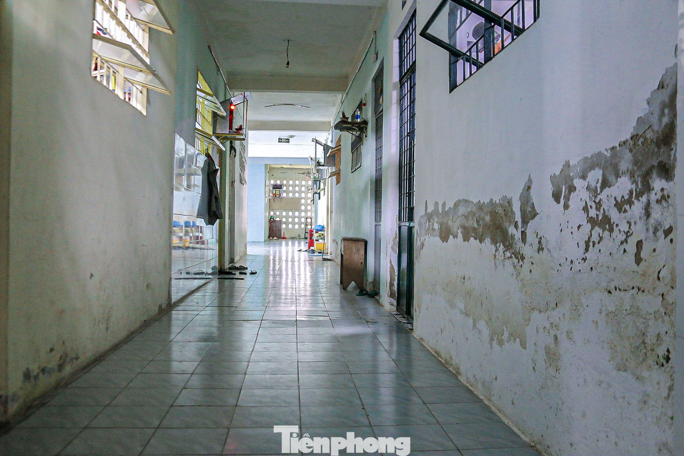 Bà Trần Thị Anh Phượng, người dân sống trong khu chung cư An Cư 5, chia sẻ: “Gia đình tôi đã sống ở đây hơn 18 năm, nhưng giờ tòa nhà xuống cấp quá nhiều. Mỗi khi mưa bão, chúng tôi không ngủ được vì sợ nhà sập. Tôi mong sao chính quyền hỗ trợ để người dân có thể sửa chữa nhà trước mùa bão sắp tới”.