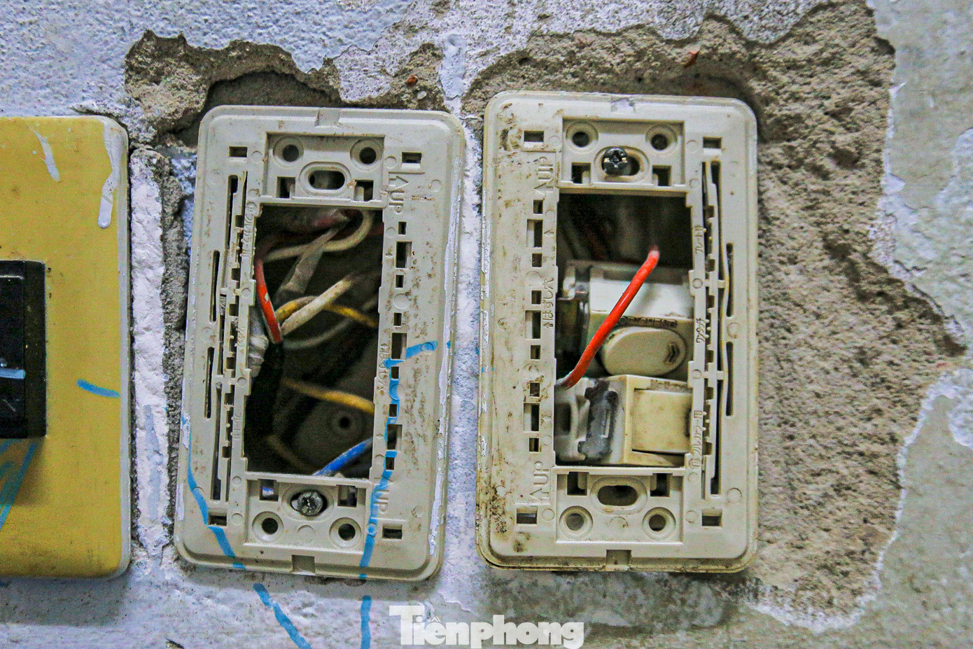 Các vết nứt xuất hiện trên tường, trần nhà bị thấm nước, hệ thống điện xuống cấp nghiêm trọng.