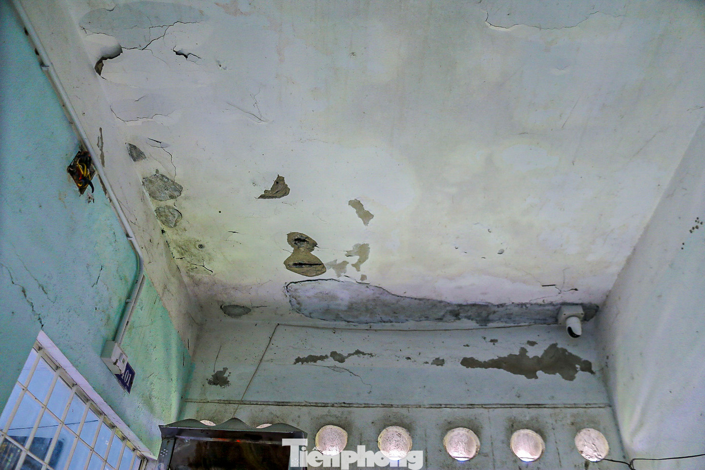 Mỗi khi mùa mưa đến, cư dân sống trong các chung cư này luôn sống trong tình trạng bất an, lo sợ rằng chỉ một cơn gió mạnh hay mưa lớn cũng có thể gây ra sự cố nguy hiểm.