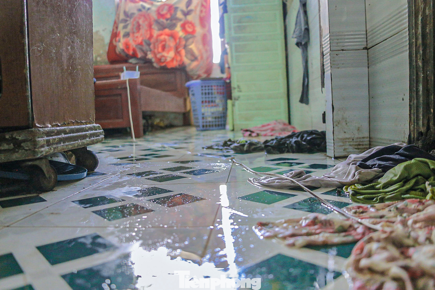 Căn hộ của anh Chiến đang ở nước từ trần nhà thấm dột gây ẩm mốc. Anh mong muốn căn hộ sớm được kiểm tra, sửa chữa để gia đình anh có chỗ ở an toàn khi mùa mưa bão đến.