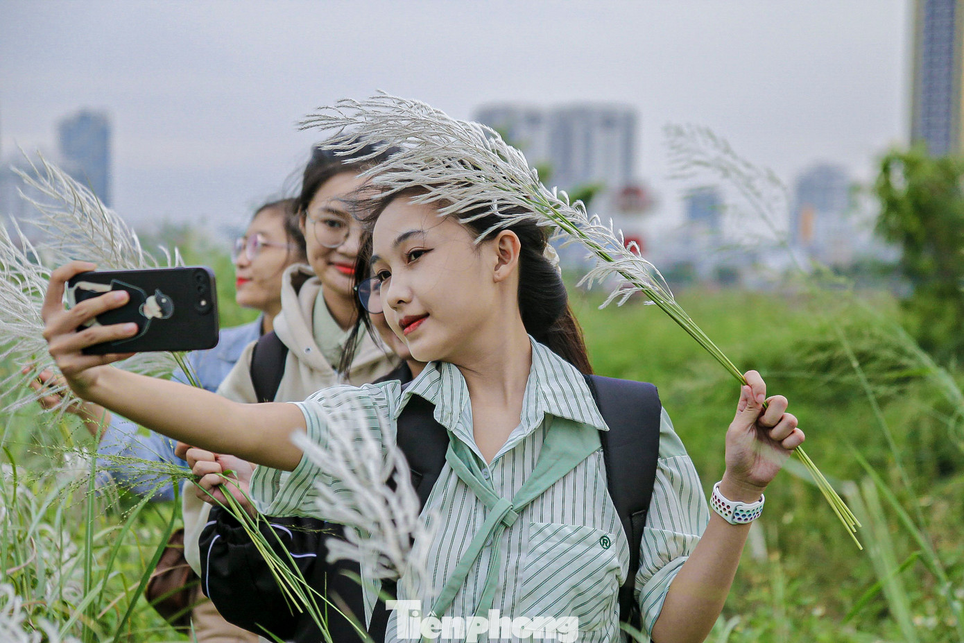 Nhiều người thích thú ghi lại những khoảnh khắc tuyệt đẹp dưới chân cầu Thuận Phước, nơi từng ngọn cỏ lau bay phấp phới trong gió. Nhiều người thích thú ghi lại những khoảnh khắc tuyệt đẹp dưới chân cầu Thuận Phước, nơi từng ngọn cỏ lau bay phấp phới trong gió.
