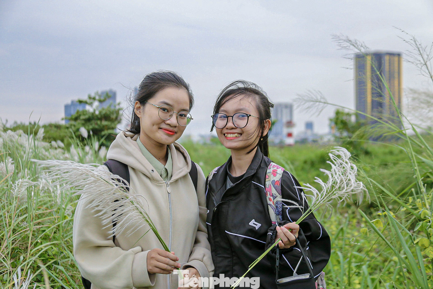 Nhiều người thích thú ghi lại những khoảnh khắc tuyệt đẹp dưới chân cầu Thuận Phước, nơi từng ngọn cỏ lau bay phấp phới trong gió. Nhiều người thích thú ghi lại những khoảnh khắc tuyệt đẹp dưới chân cầu Thuận Phước, nơi từng ngọn cỏ lau bay phấp phới trong gió.