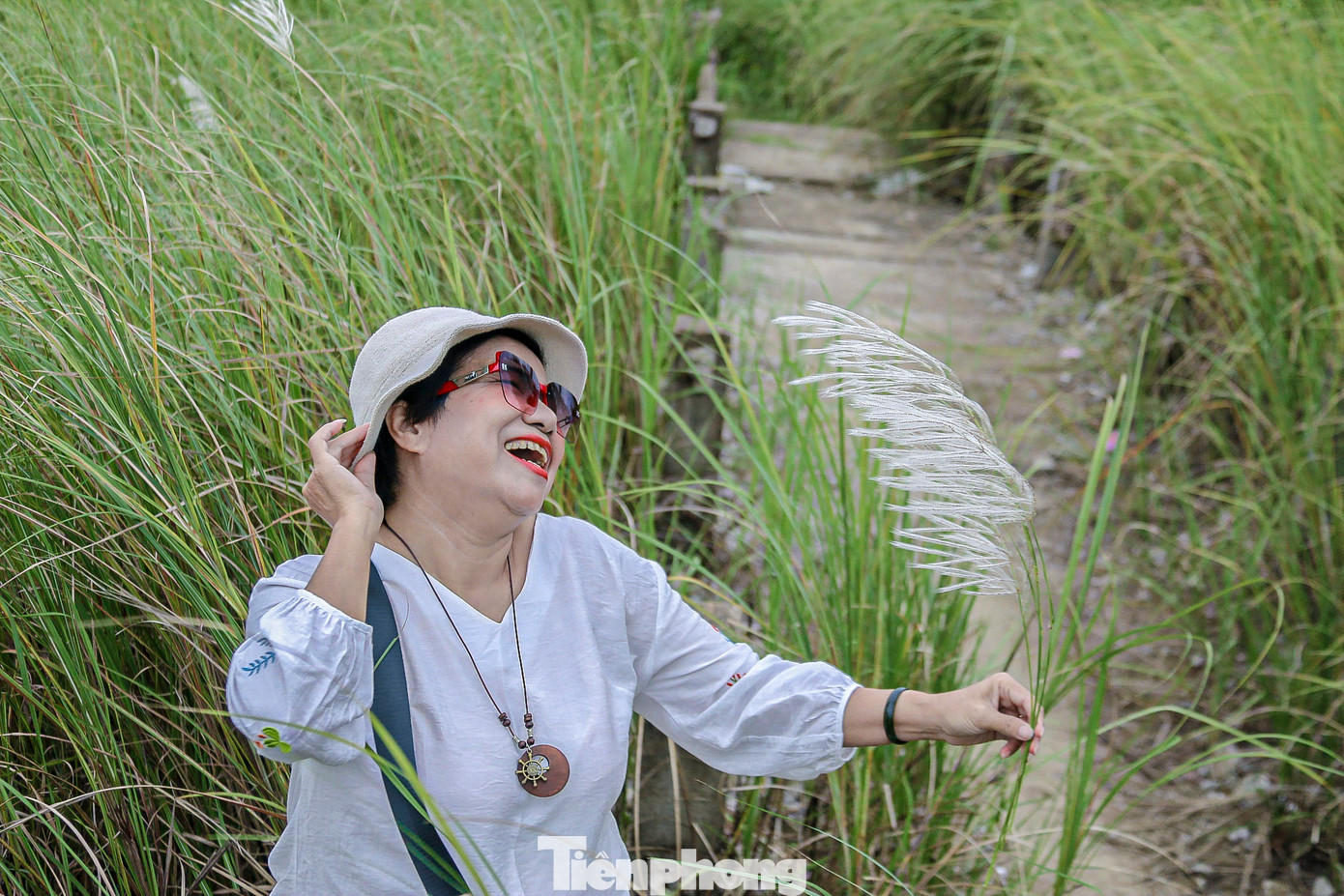 Nhiều người thích thú ghi lại những khoảnh khắc tuyệt đẹp dưới chân cầu Thuận Phước, nơi từng ngọn cỏ lau bay phấp phới trong gió. Nhiều người thích thú ghi lại những khoảnh khắc tuyệt đẹp dưới chân cầu Thuận Phước, nơi từng ngọn cỏ lau bay phấp phới trong gió.