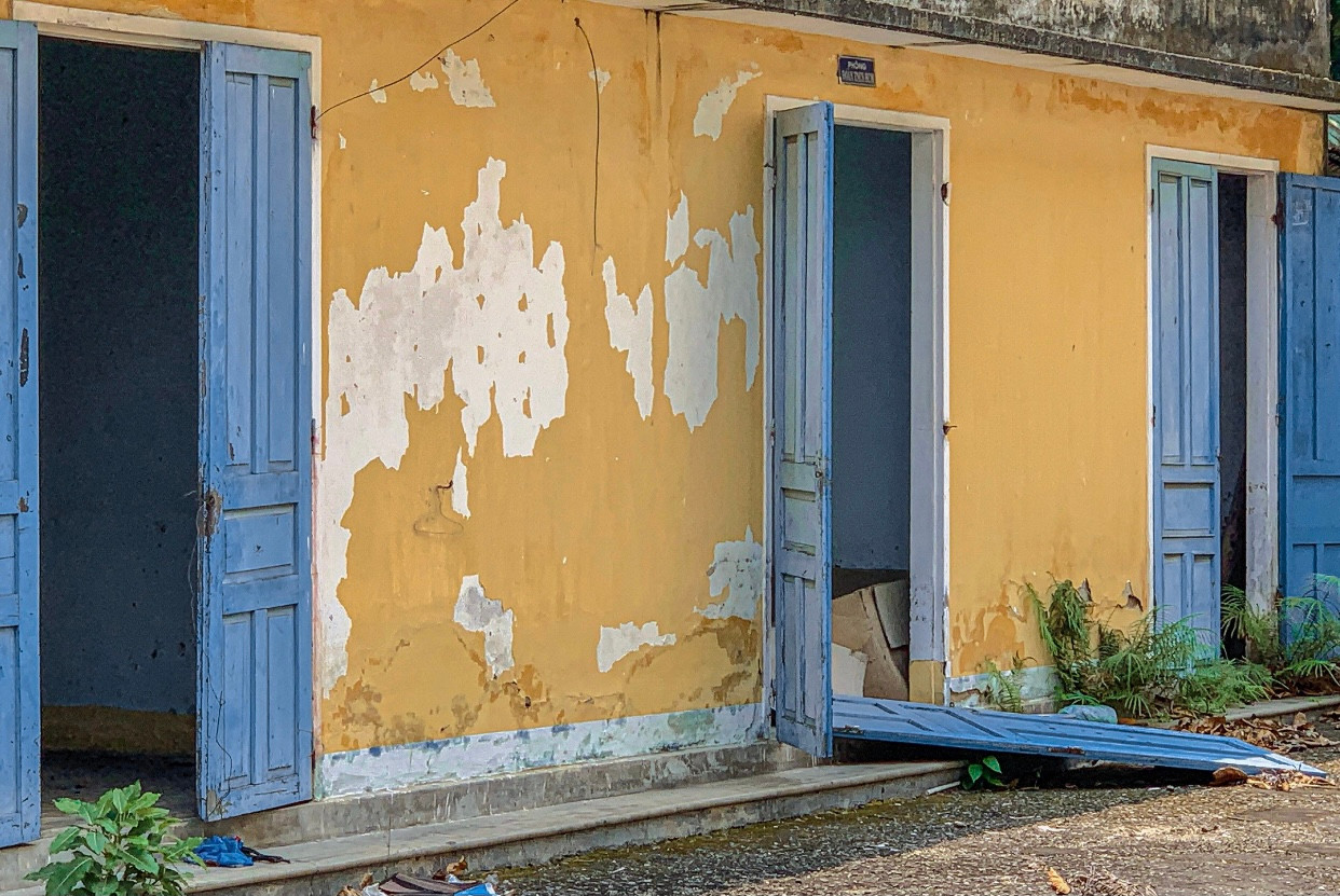 Nhiều mảng tường bị bong tróc, rong rêu bám đầy. Hệ thống điện đã hư hỏng, xuống cấp nghiêm trọng. Nhiều mảng tường bị bong tróc, rong rêu bám đầy. Hệ thống điện đã hư hỏng, xuống cấp nghiêm trọng.