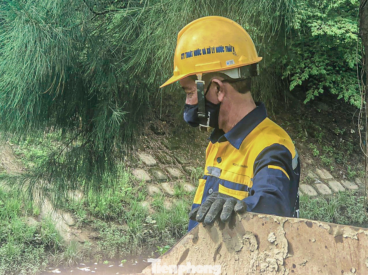 Ông Nguyễn Thành, công nhân Công ty Thoát nước và Xử lý nước thải Đà Nẵng cho biết: "Ngay sau khi nhận được thông tin, công ty đã cho người lên thu gom, dọn sạch. Anh em cố gắng làm hết sức trong ngày hôm nay để tránh gây ô nhiễm cho bà con". Ông Nguyễn Thành, công nhân Công ty Thoát nước và Xử lý nước thải Đà Nẵng cho biết: "Ngay sau khi nhận được thông tin, công ty đã cho người lên thu gom, dọn sạch. Anh em cố gắng làm hết sức trong ngày hôm nay để tránh gây ô nhiễm cho bà con".