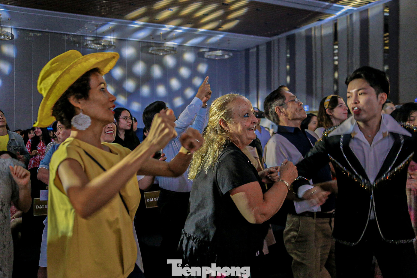 Không khí sôi động của buổi biểu diễn đã khiến hàng nghìn khán giả phải hò reo, phấn khích.