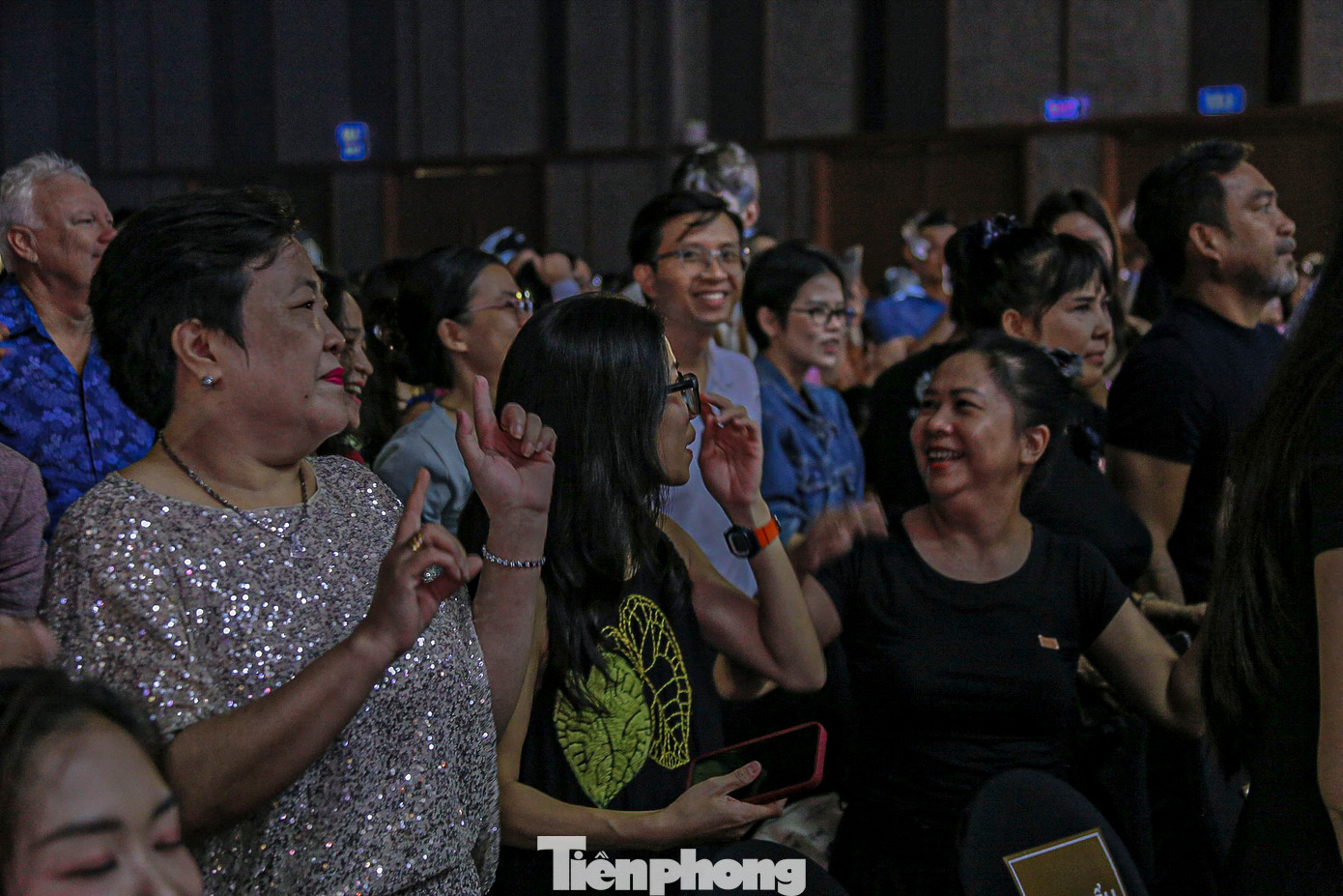 Không khí sôi động của buổi biểu diễn đã khiến hàng nghìn khán giả phải hò reo, phấn khích.