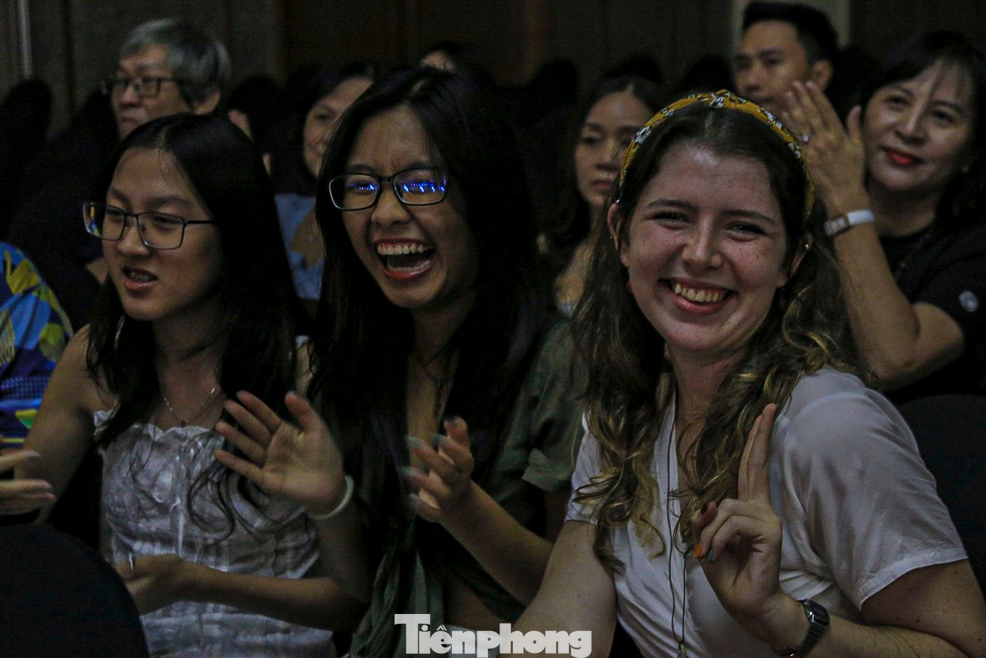 Không khí sôi động của buổi biểu diễn đã khiến hàng nghìn khán giả phải hò reo, phấn khích.