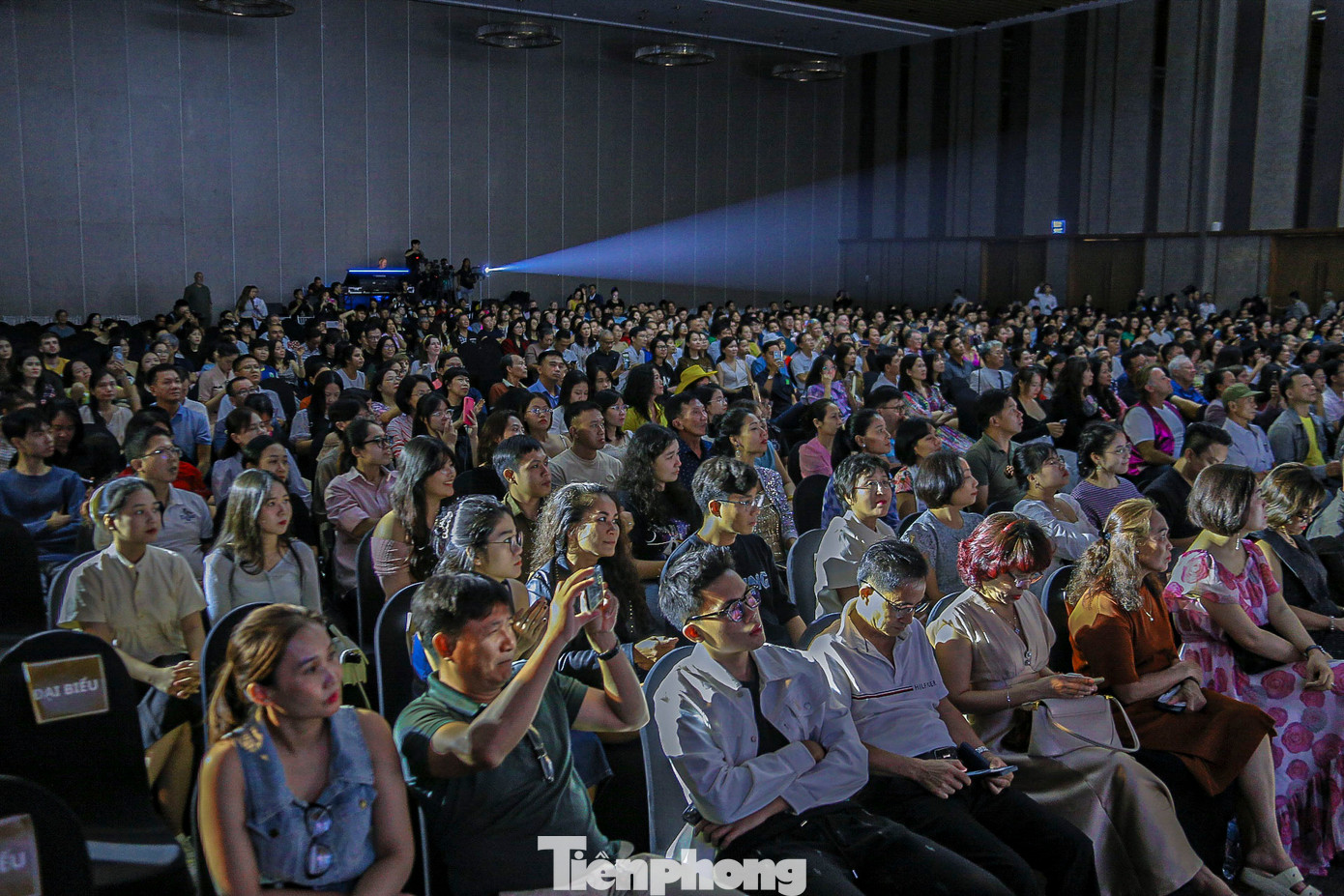 Đêm diễn thu hút hàng nghìn khán giả trực tiếp thưởng thức những màn trình diễn đặc sắc của ban nhạc này.