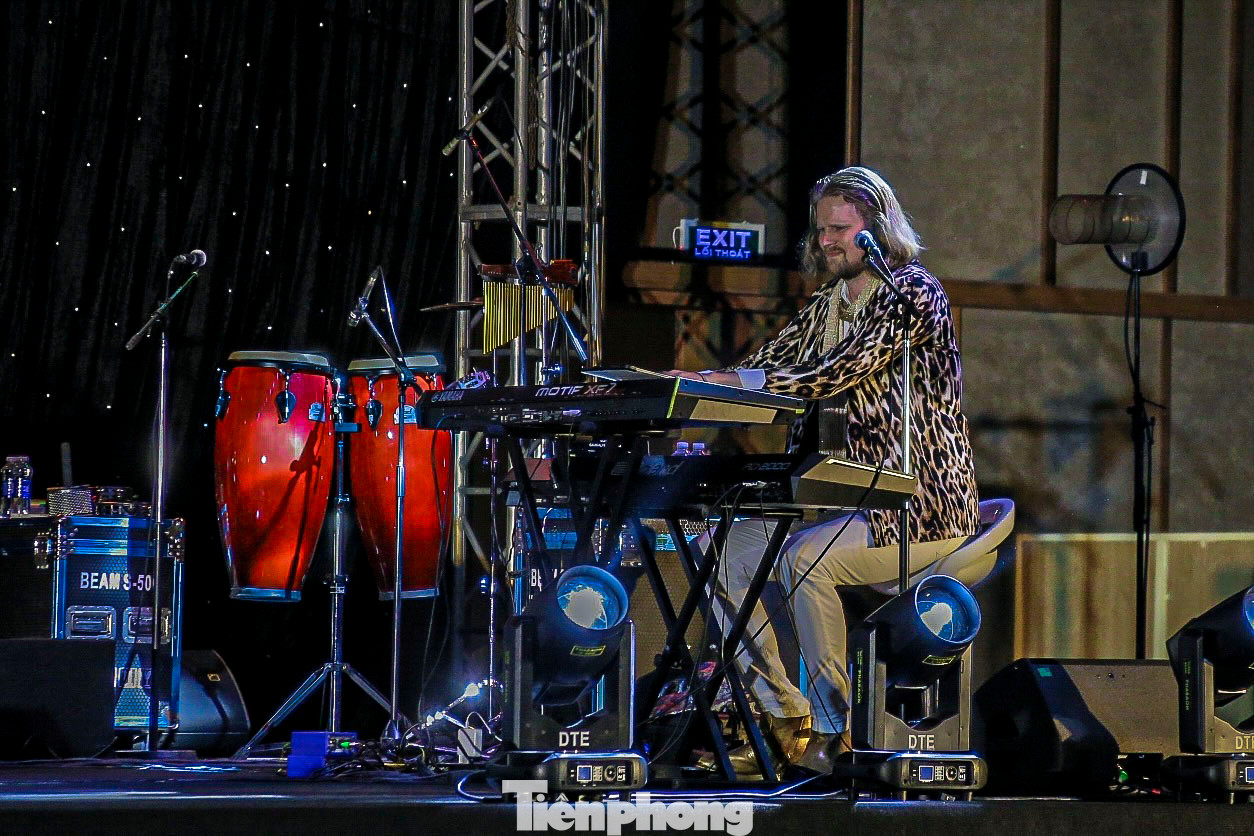 Chương trình The Music of ABBA tiếp tục hành trình biểu diễn tại Quảng trường Đinh Tiên Hoàng - Ninh Bình (ngày 11/10), Quảng trường Nhà hát Lớn - Hà Nội (ngày 12/10).