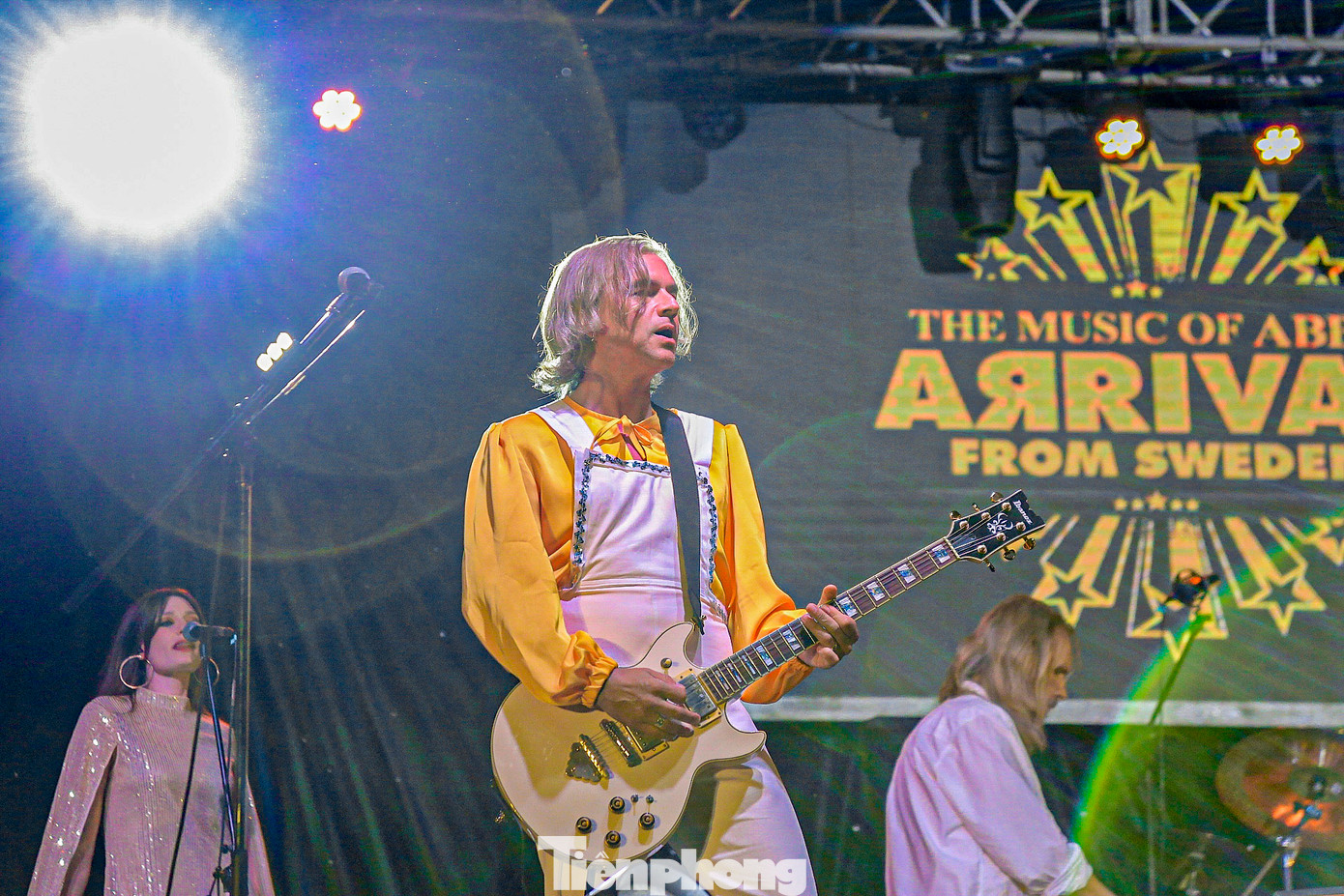 Với những bản hit kinh điển như Dancing Queen, Mamma Mia, Waterloo…, Arrival From Sweden đã mang đến một đêm diễn đầy cảm xúc, tái hiện chân thực tinh thần của ABBA, làm say đắm trái tim của khán giả.