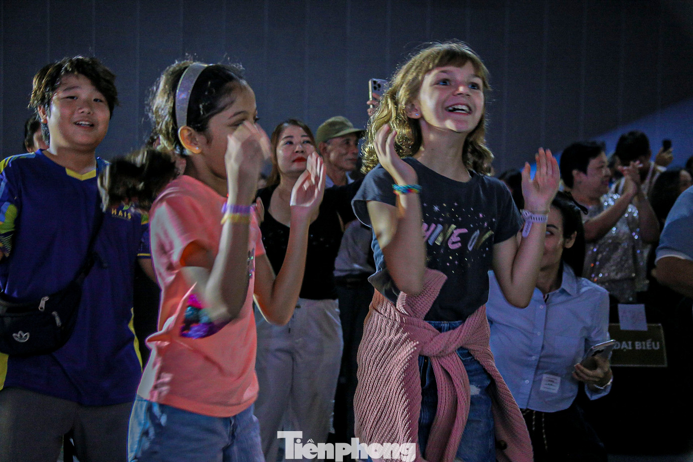 Không khí sôi động của buổi biểu diễn đã khiến hàng nghìn khán giả phải hò reo, phấn khích.