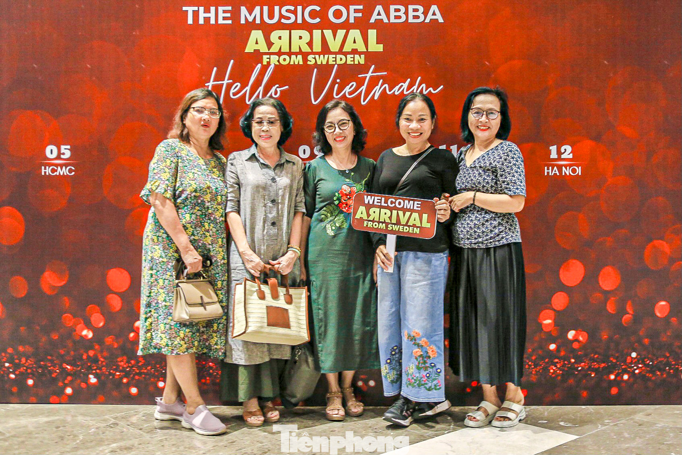 "Tôi mua vé gần sân khấu để được thưởng thức trọn vẹn nhất giai điệu mà những thần tượng một thời của mình biểu diễn. Thật sự là đêm nhạc rất tuyệt vời", bà Nguyễn Ngọc Hiền, trú quận Hải Châu, cho biết.