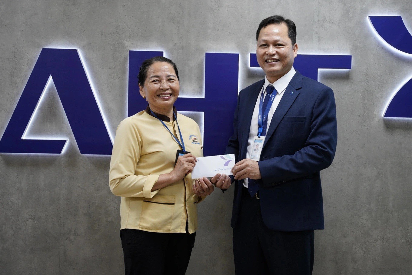 Trưởng phòng Điều hành nhà ga khen thưởng cho chị Hường.