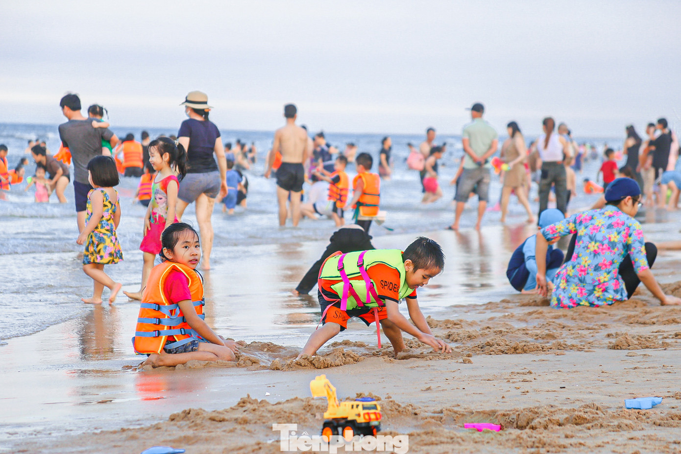 Nhiều em nhỏ thỏa thích vui chơi, nghịch cát trên biển.
