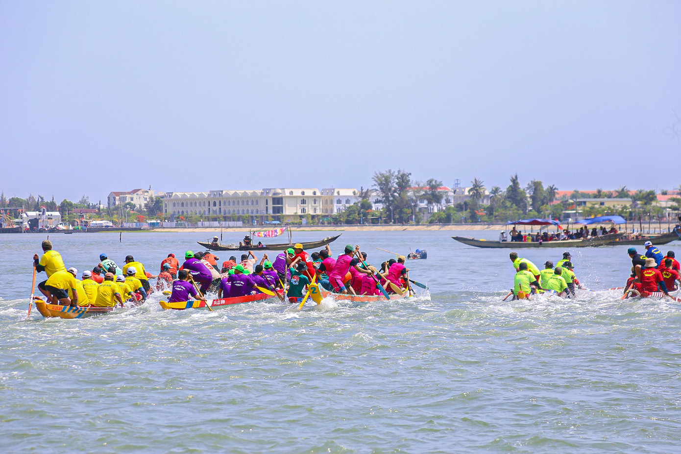 Các đội thuyền đã thi đấu hết mình dưới sự hò reo của hàng nghìn người dân.