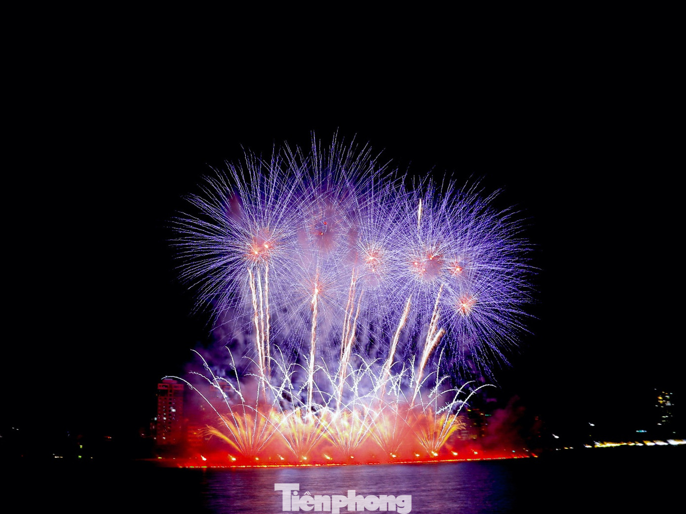 Màn bắn pháo hoa đậm chất cổ điển của đội tuyển Ba Lan.