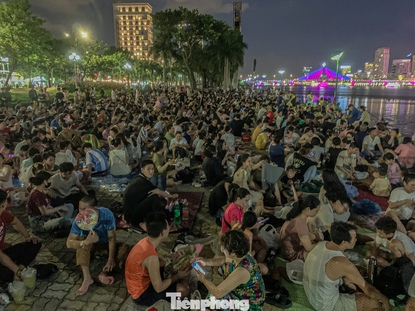 Hai bên bờ sông Hàn khán giả đến từ rất sớm để xem pháo hoa.